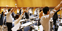 定期全国大会で団結を固めあった